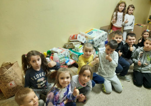 Przedszkolaki przynoszą produkty dla potrzebujących z Ukrainy
