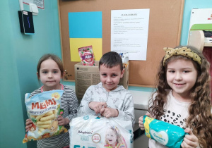 Dzieci z produktami dla Ukrainy