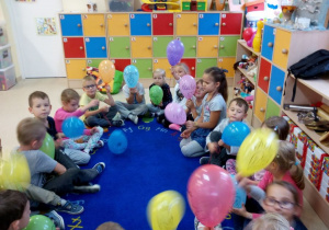 Przedszkolaki ze swoim balonem