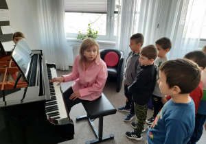 5. Przedszkolaki zapoznają się z budową fortepianu