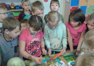 Dzieci obierają marchewkę