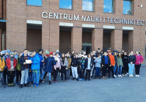 Uczniowie przy wejściu głównym do Centrum Nauki I Techniki EC1 w Łodzi