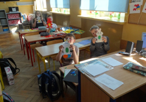 Uczniowie klasy 2a z podczas zajęć plastycznych nawiązujących do tradycji wielkanocne