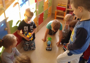 Przedszkolaki bawią się robotami 