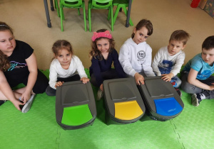 1. Dzieci z koszami do segregacji śmieci