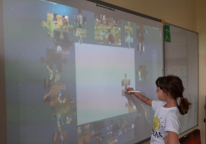 5. Przedszkolaki rozwiązują zadania na tablicy interaktywnej