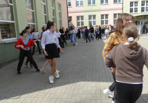 Uczniowie SP. 12 podczas tańca