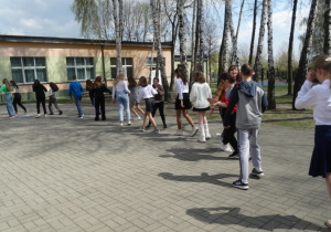 Uczniowie SP. 12 podczas tańca