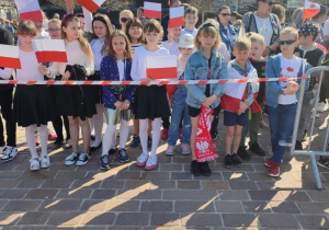 uczniowie klasy 3a uczestniczący w obchodach Dnia Flagi Rzeczypospolitej Polskiej