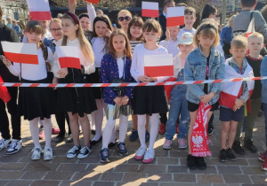 uczniowie klasy 3a uczestniczący w obchodach Dnia Flagi Rzeczypospolitej Polskiej
