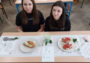 Uczniowie SP 12 podczas konkursu "Papieskie śniadanie"