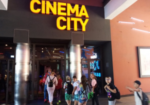 Uczniowie przed kinem