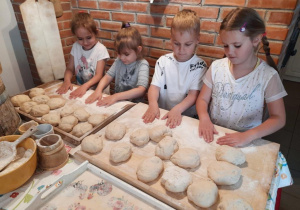 6. Przedszkolaki robią chleb