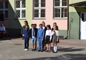 Inaugurację roku szkolnego uświetnił występ uczniów klasy 3a pod kierunkiem wychowawczyni Pani Małgorzaty Mąkoszewskiej.