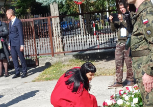 Dyrektor ZSP nr 2- Pani Ewa Goździk- Szczepańska- składa kwiaty przed obeliskiem