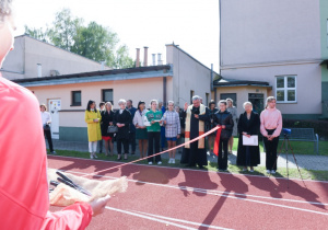 Poświęcenie szkolnej bieżni przez ks. S. Klicha, Proboszcza Parafii św. Antoniego