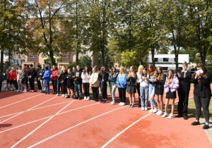 Uczniowie uczestniczący w uroczystości na szkolnej bieżni