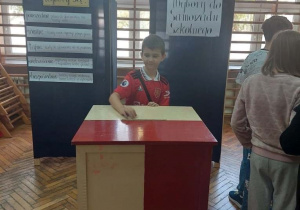 Uczniowie SP 12 podczas wyborów