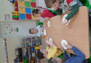 7. Przedszkolaki podczas degustacji sałatki