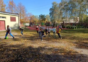 Uczniowie w trakcie zabawy na świeżym powietrzu