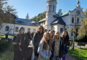 Uczniowie przed dworkiem Sienkiewicza w Oblęgorku.