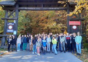 Uczestnicy wycieczki przed wejściem do Świętokrzyskiego Parku Narodowego