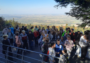 Uczniowie SP 12 podczas wycieczki, w tle Gołoborza na Łysej Górze