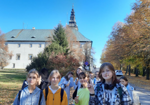 Uczniowie przed Klasztorem Misjonarzy Oblatów i kościół na Świętym Krzyżu