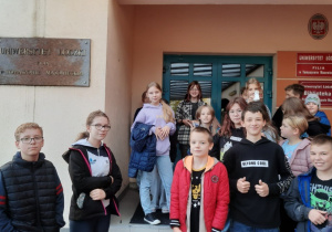 Uczniowie klasy 6 c przed wejściem do Uniwersytetu