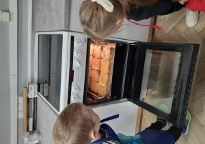 Dzieci sprawdzają czy tosty są już gotowe
