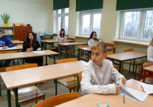 Ósmoklasisci podczas egzaminu próbnego