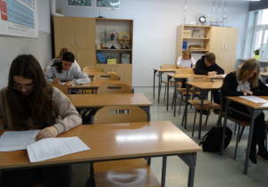 Ósmoklasisci podczas egzaminu próbnego