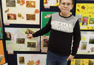 uczeń i wystawa prac konkursu fotograficzno-poetyckiego „Jesień w kadrze z poetycką nutą”