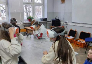 Uczniowie na zajęciach z wykorzystaniem okularów do wirtualnej rzeczywistości