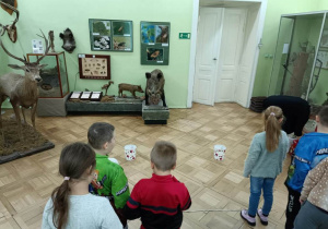 Uczniowie w trakcie zabawy w muzeum