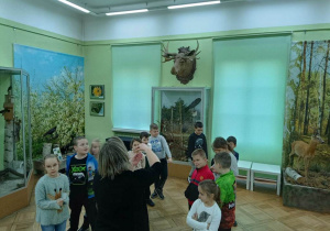 Uczniowie bawią się w muzeum