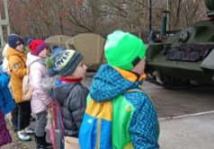 dzieci oglądają czołg