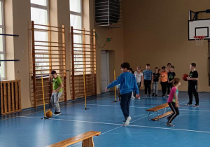 Dzieci w trakcie zabawy na sali gimnastycznej