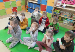 3. Przedszkolaki uczą się jak prawidłowo wycierać nos