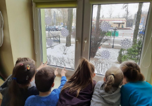 Dzieci obserwują przylatujące ptaki