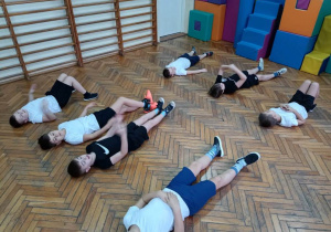 Uczniowie w trakcie zajęć z wychowania fizycznego