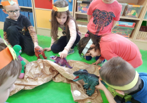 Dzieci podczas wykonywania sylwety dinozaura