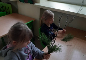 dziewczynki wykonują palmy