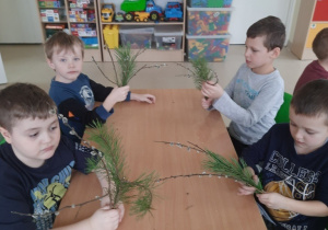 Chłopcy wykonują palmy