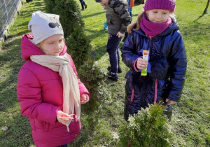 Dzieci szukają prezentów od zajączka