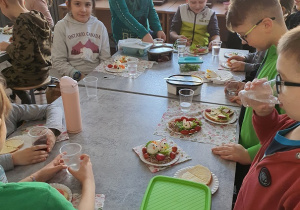 Uczniowie SP 12 podczas zajęć kulinarnych