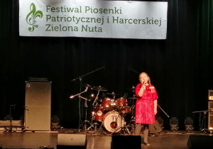 Uczennica SP 12 podczas XXXII Ogólnopolskiego Festiwalu Piosenki Patriotycznej i Harcerskiej „Zielona Nuta 2023”