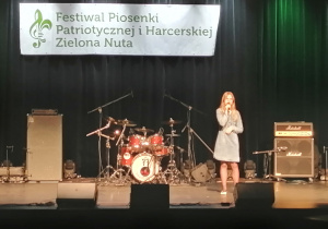 Uczennica SP 12 podczas XXXII Ogólnopolskiego Festiwalu Piosenki Patriotycznej i Harcerskiej „Zielona Nuta 2023”