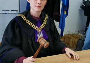 Uczeń ubrany w togę sędziego
