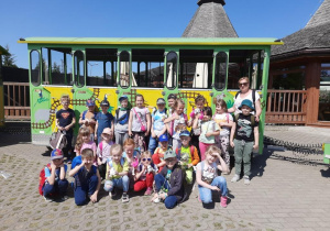 Dzieci na wycieczce w Zoo Borysew
